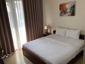 Cortinas blackout, wifi gratis y ropa de cama 