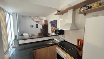 Frigorifero, microonde, forno, piano cottura