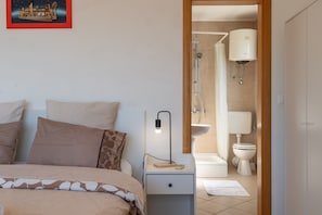 2 bedrooms, iron/ironing board, Internet, bed sheets