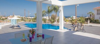Villa Kelis, Beautiful 5BDR Protaras Villa, walking distance to Fig Tree Bay