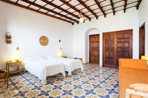 2 bedrooms, iron/ironing board, travel cot, free WiFi