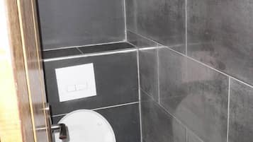 Douche, sĂšche-cheveux, serviettes fournies