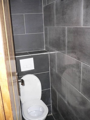 Douche, sĂšche-cheveux, serviettes fournies