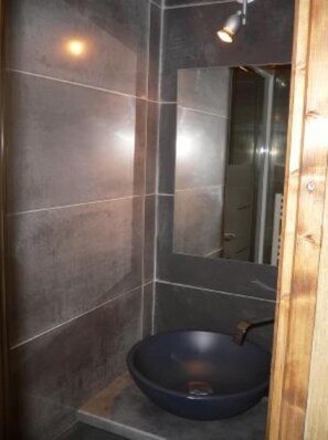 Dusch, hårtork och handdukar