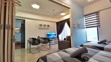 Family Apartment, 2 Bedrooms, City View | Dihias secara berasingan, dilengkapkan perabot secara berasingan