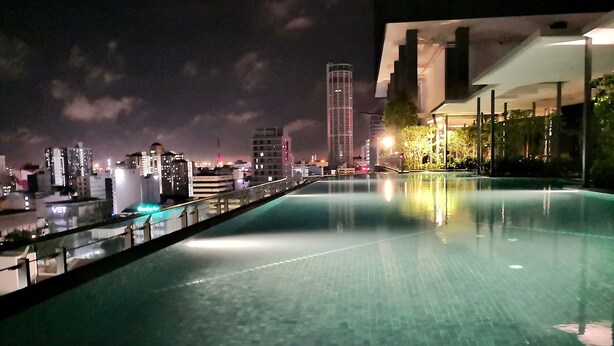 Kolam renang infinity