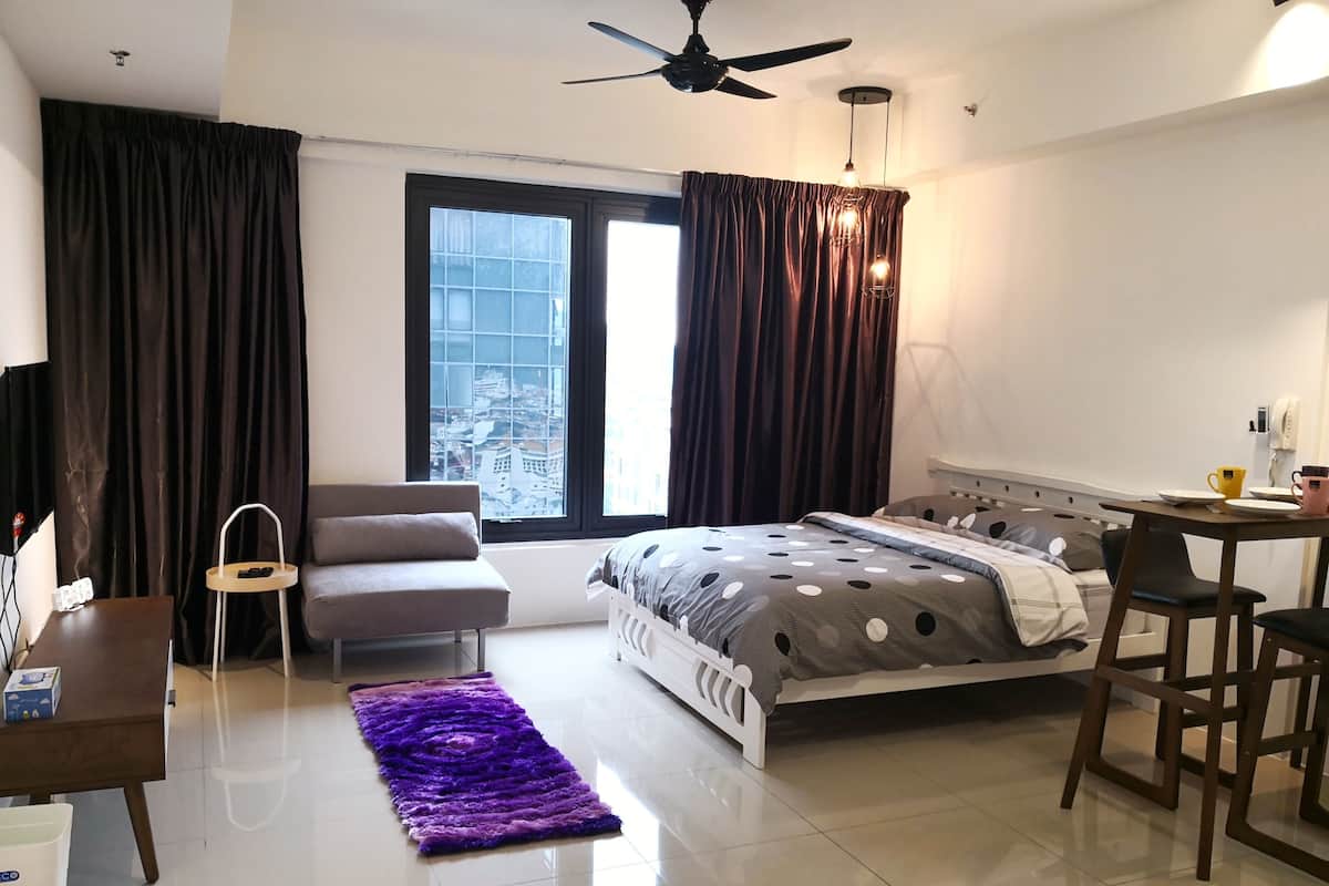 2 kamar tidur dan didekorasi berbeda-beda