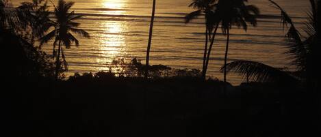 Perto da praia, espreguiçadeiras, toalhas de praia 