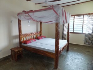 3 bedrooms, travel cot, free WiFi, bed sheets - Villa with pool, stunning sea views, with own chef and staff on request (Msambweni)