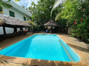 Una piscina al aire libre