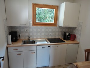 Fridge, microwave, stovetop, dishwasher