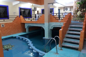 Una piscina techada, 2 piscinas al aire libre