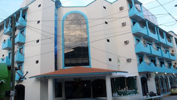 Vista frontal de la propiedad