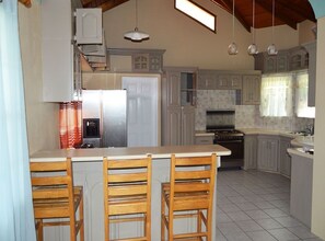 ตู้เย็นขนาดใหญ่, ไมโครเวฟ, เตาอบ, เตาประกอบอาหาร