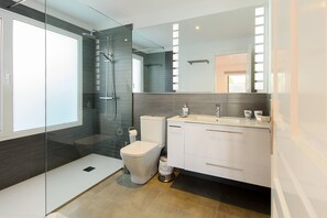 Regadera, amenidades de baño gratuitas, secadora de cabello, toallas