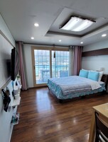 Quarto solteiro standard, 1 quarto, terraço, vista para o oceano | Roupas de cama premium, escrivaninha, cortinas blackout