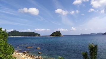 Una playa cerca