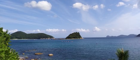 Una spiaggia nelle vicinanze