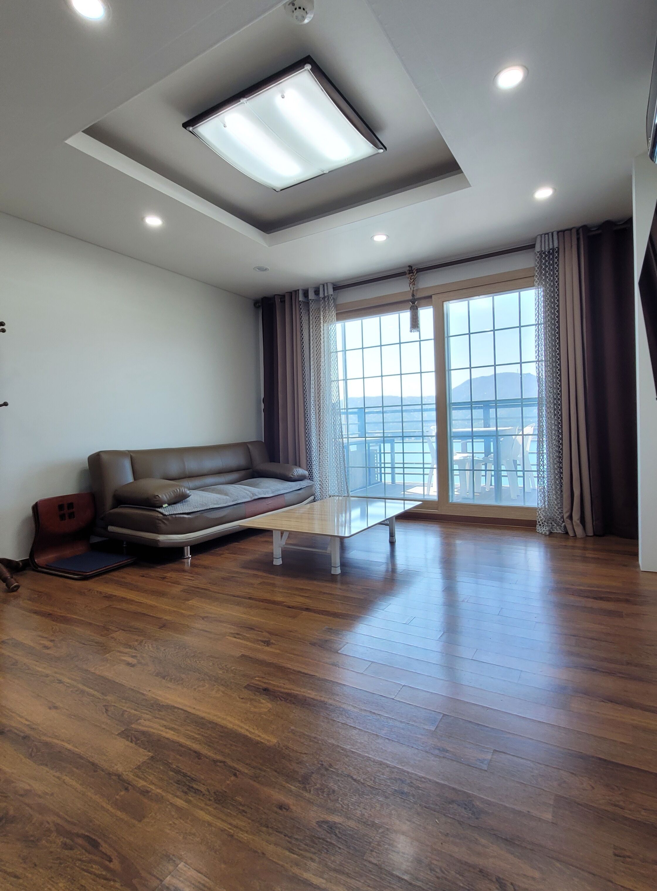 패밀리 듀플렉스 | 거실 공간 | 케이블 채널 시청이 가능한 46인치 LED TV, TV, 바닥 난방/온돌