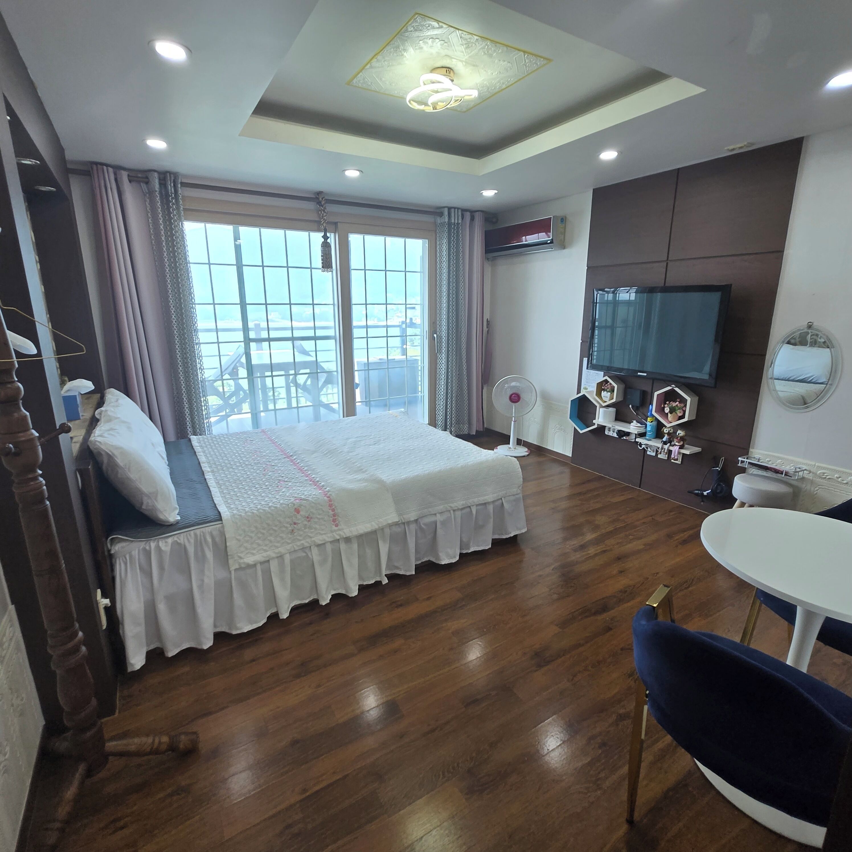 Une chambre d’hôtel avec un lit, une télévision, un bureau et une chaise.