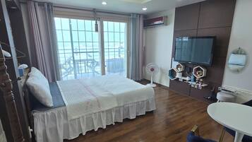 Une chambre d’hôtel avec un lit, une télévision, un bureau et une chaise.