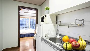 Grand réfrigérateur, micro-ondes, plaque de cuisson