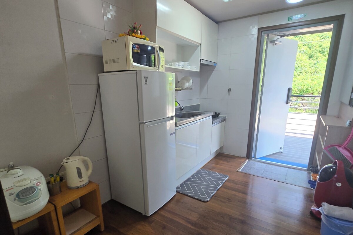 Singola Standard, 1 camera da letto, terrazzo, vista oceano | Cucina privata | Frigorifero con congelatore, microonde, piano cottura