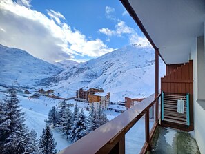 A snow-covered mountain landscape with buildings and a ski slope. - Beautiful renovated 2-room, 4 pers, Les Menuires (Les Menuires)