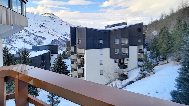 Un bâtiment moderne à plusieurs étages, doté de grandes fenêtres et de balcons.