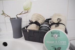 Shower, hair dryer, towels, soap - Beautiful Studio in the heart of Tours  (Tours)