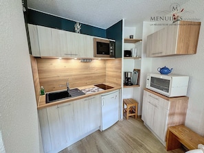 Fridge, microwave, dishwasher, coffee/tea maker