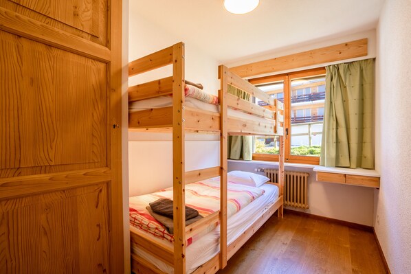 4 dormitorios, tabla de planchar con plancha, Internet y ropa de cama