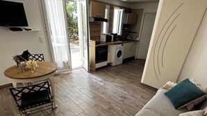 Moderni huoneisto, jossa on olohuone, ruokailutila ja keittiö.