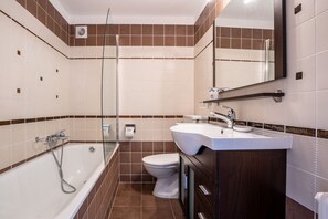 Secador de cabelo, toalhas de banho