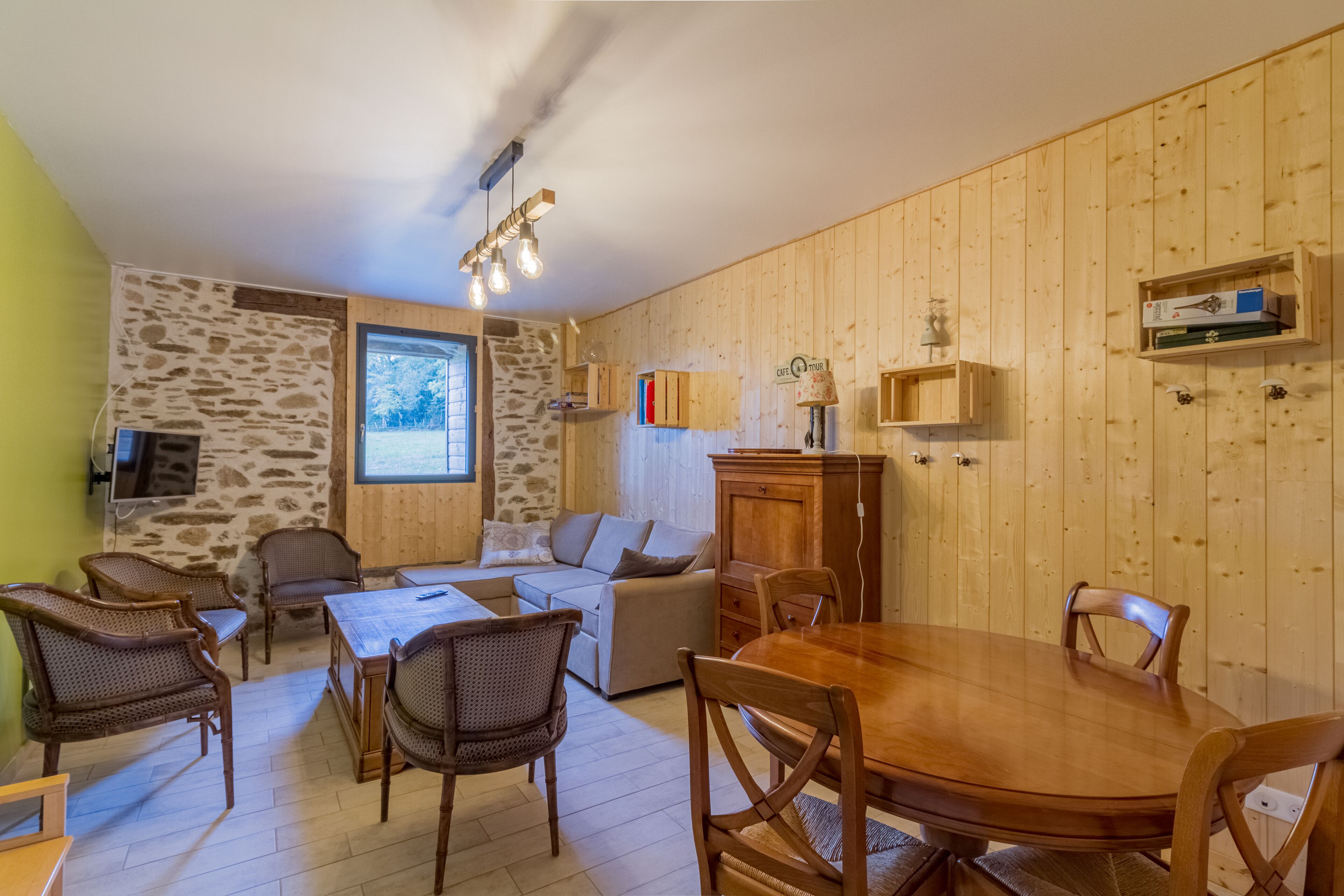 Tv, dvd-spelare, böcker och en stereo