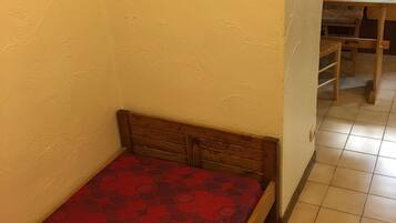 1 slaapkamer, een strijkplank/strijkijzer, gratis wifi, beddengoed