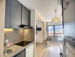 Kylskåp, mikrovågsugn, ugn och diskmaskin