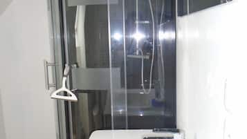 Baignoire, sèche-cheveux, serviettes fournies, papier toilette
