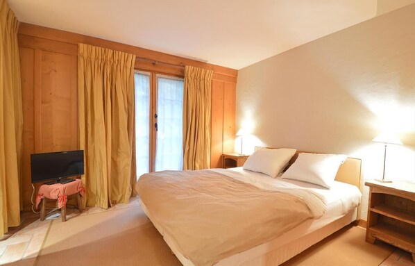 1 bedroom, bed sheets