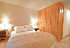 1 bedroom, bed sheets