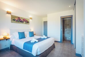 4 chambres, coffres-forts dans les chambres, bureau