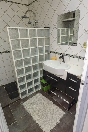 Shower, towels, soap, toilet paper - Cilaos - la Croix du Sud 2 (Cilaos)