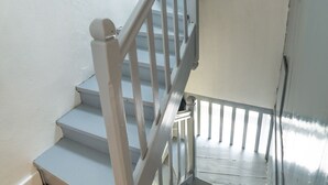 A staircase with white railings and wooden steps. - Holiday house 6 pers. in Etel, beach at 100 m (Étel)