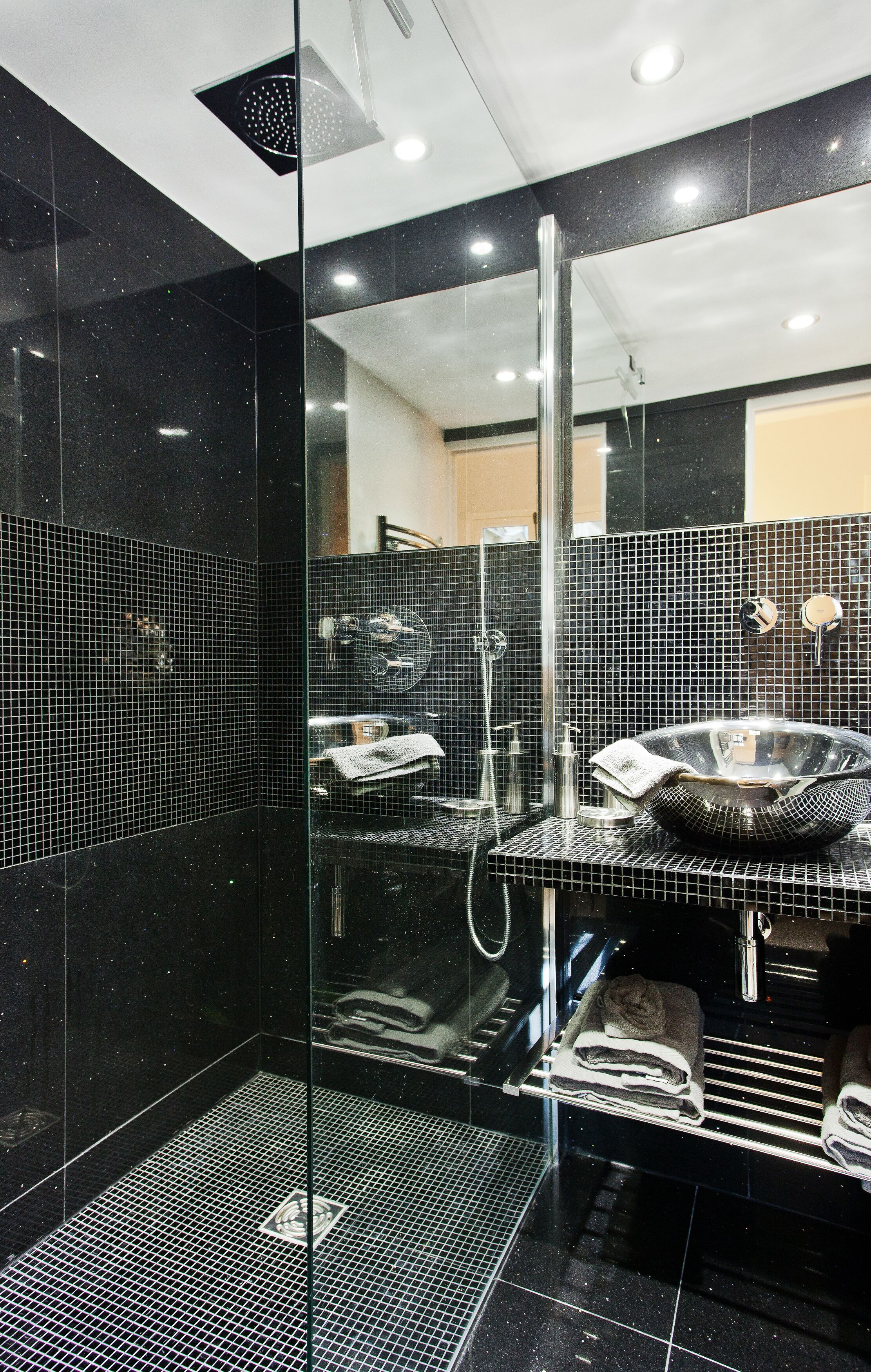 Douche, sèche-cheveux, serviettes fournies, savon