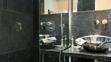 Douche, sèche-cheveux, serviettes fournies, savon