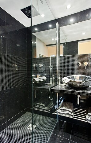 Dusche, Haartrockner, Handtücher, Seife