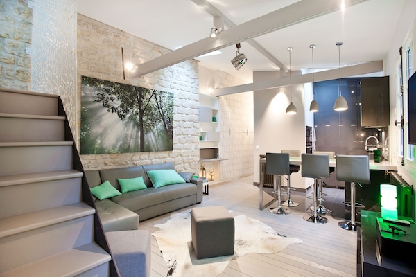 Living areas with high ceiling and beams