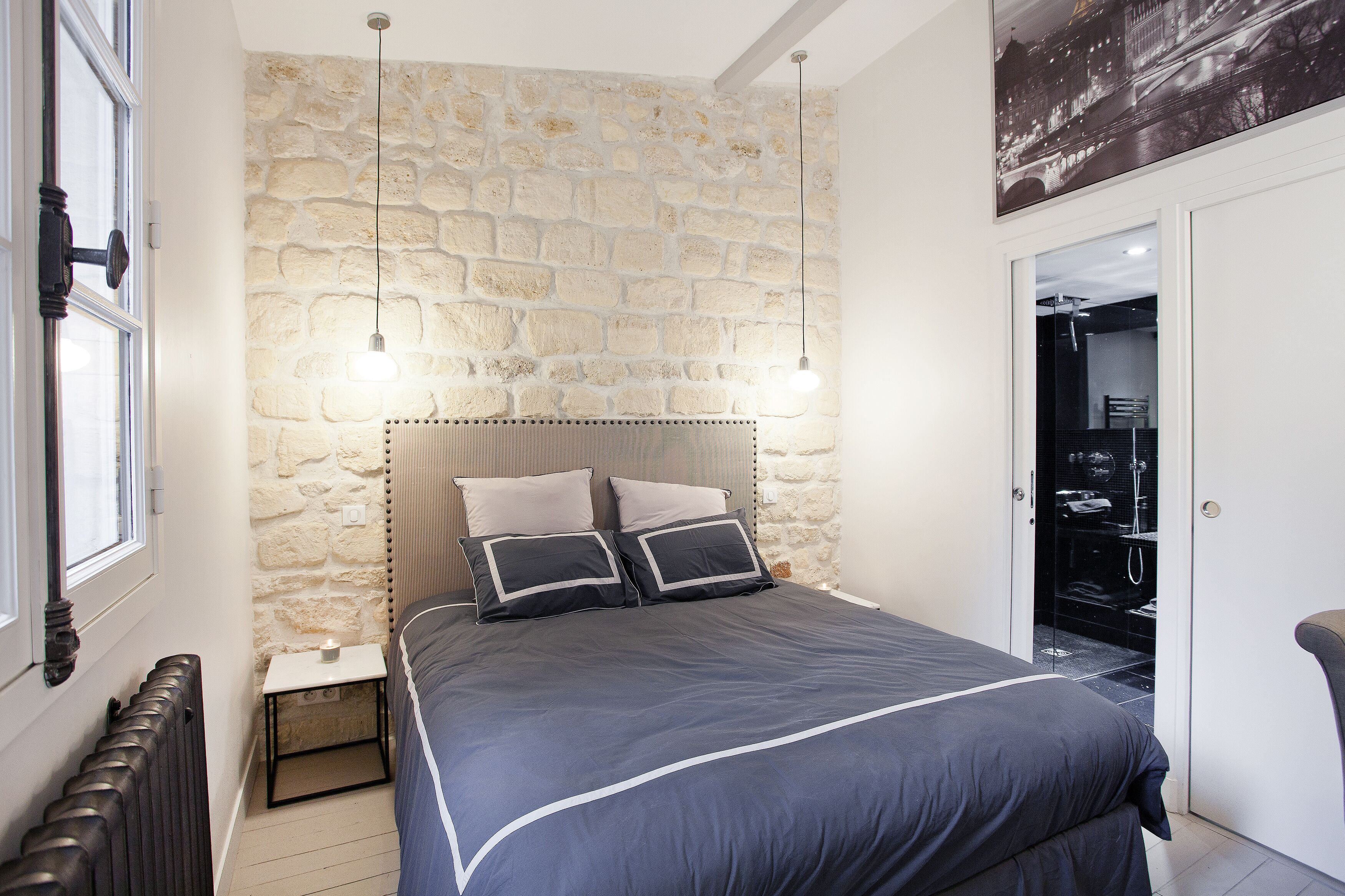 1 slaapkamer, een kluis op de kamer, een bureau