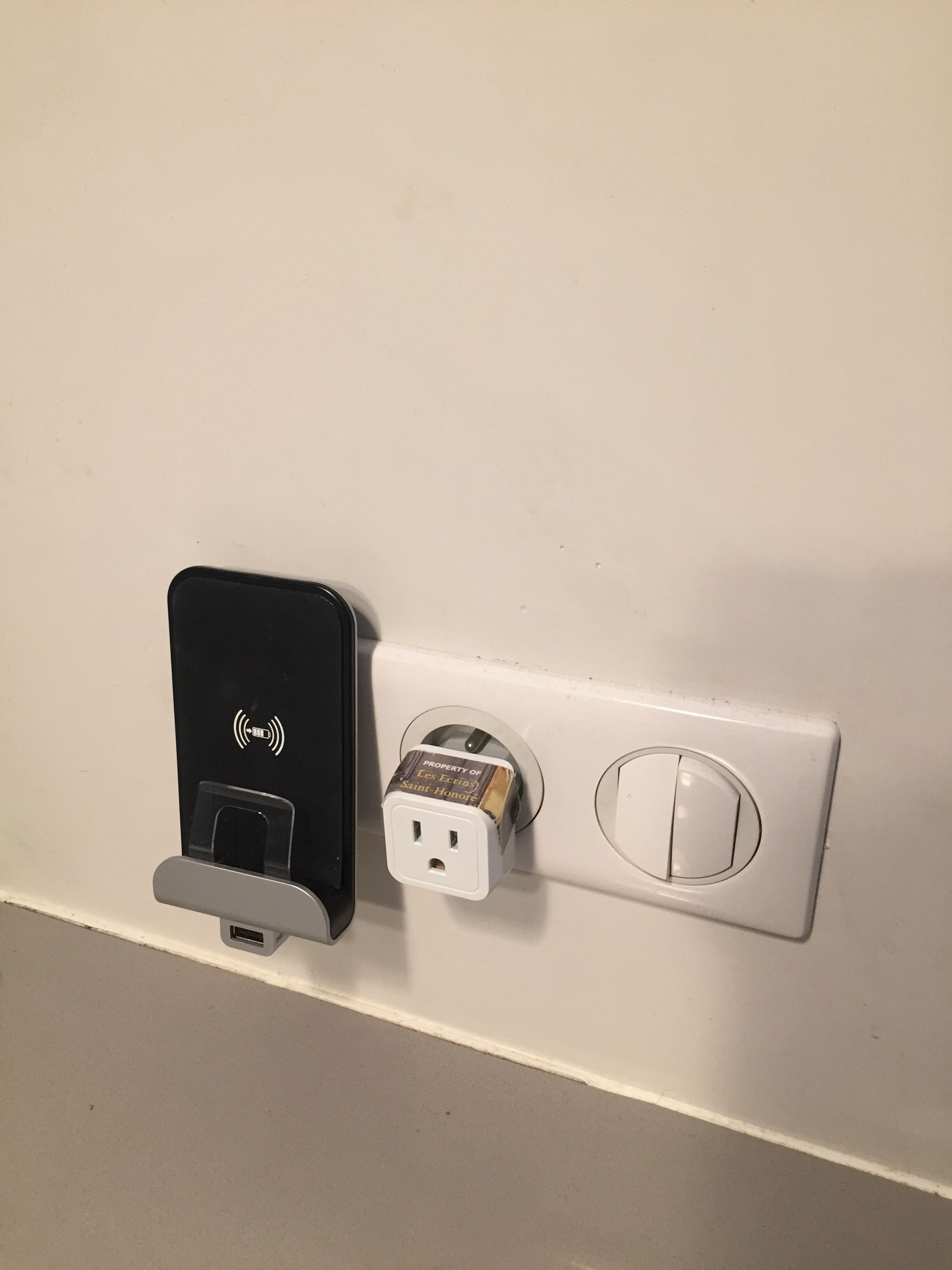 Een wandcontactdoos met USB-laadpoort en een normaal stopcontact.