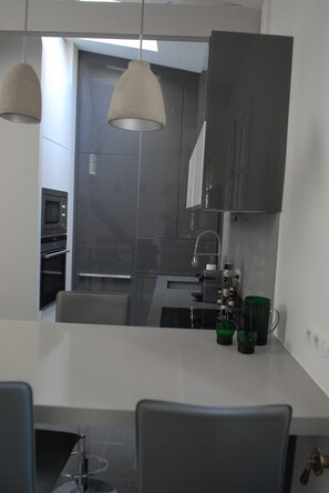 Kühlschrank, Mikrowelle, Ofen, Herdplatte